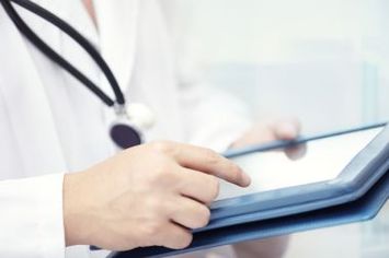 Christian Doblado doctor revisando tableta